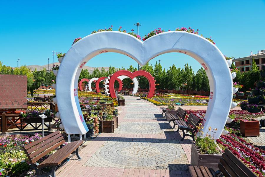 Türkiye'de daha büyüğü yok! Selçuklu Çiçek Bahçesi yeniden kapılarını açtı 23